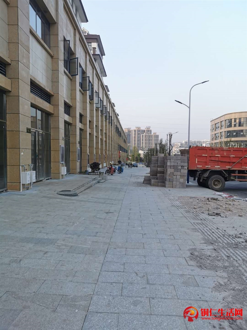 貴州省銅仁市萬山區仁山辦事處半島花園第C地塊裙樓負0室 1廳 1衛面議